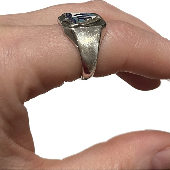 Birks Sterling Silver “Vincent Massey” Class Ring. Circa late 1960’s. Unisex. - Picture 2 of 4